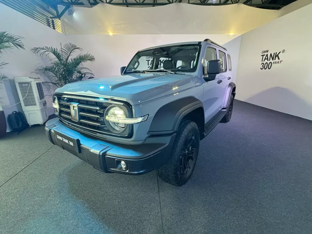 GWM Tank 300 Hi4T 2026 de frente na cor Cinza Dakar