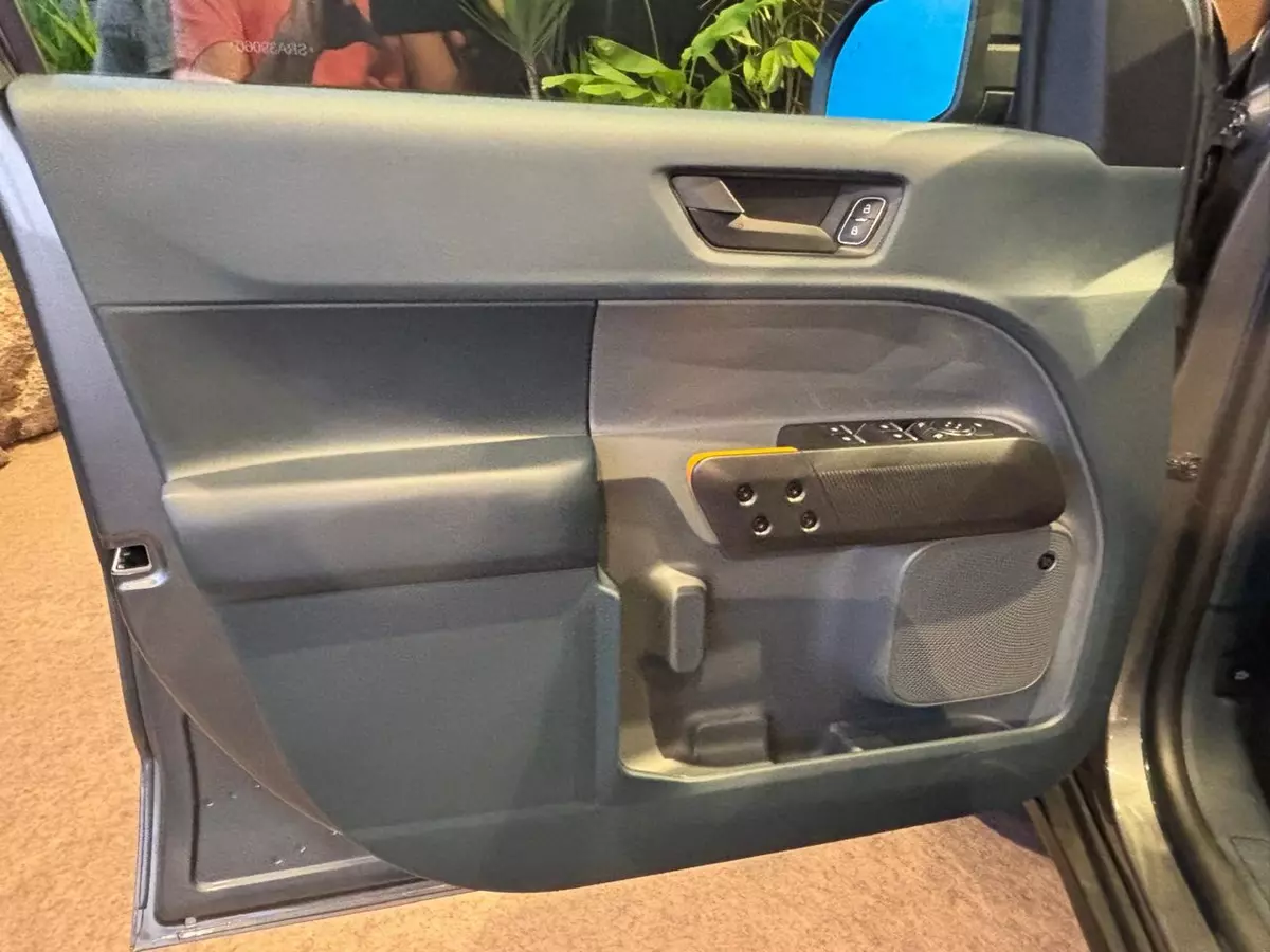 forração de porta dianteira esquerda da Nova Ford Maverick Tremor 2025 