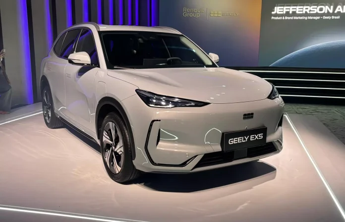 Novo Geely EX5 2026 de frente na cor bege