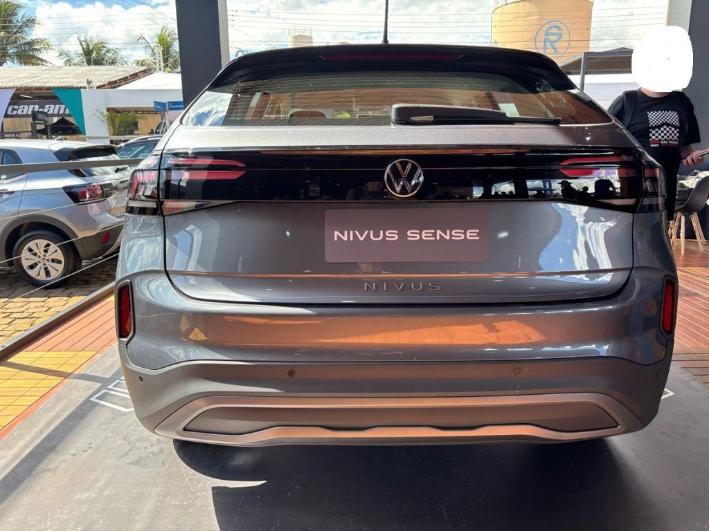 VW Taos na traseira