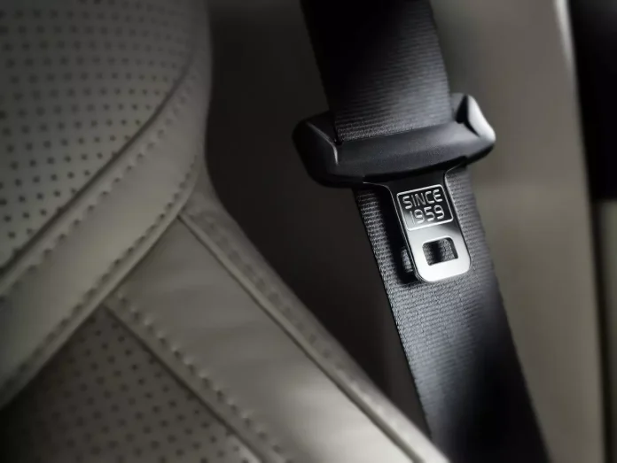 Quando o assunto é segurança, a Volvo é, sem dúvidas, uma referência no setor. A parte desse reconhecimento deve ser feita exclusivamente com cinto de segurança de três pontos. O item, hoje obrigatório em todos os veículos, foi desenvolvido pelo engenheiro sueco Nils Bohlin, em 1959, quando trabalhou na montada escandinava.