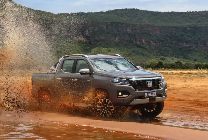 Nova Fiat Titano Ranch 2026 de frente na cor cinza silversone