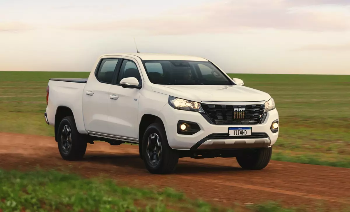 Nova Fiat Titano Volcano 2026 de frente na cor branca
