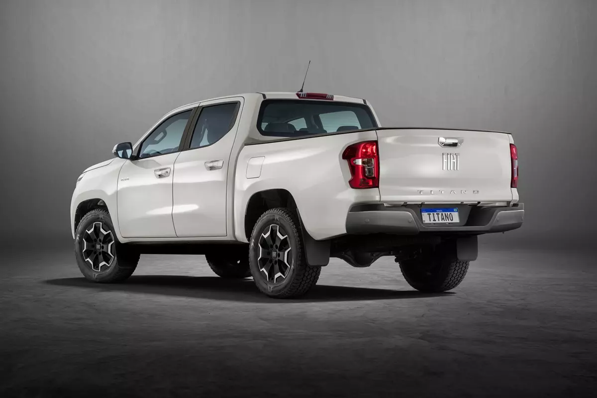 Nova Fiat Titano Volcano 2026 de traseira na cor branca
