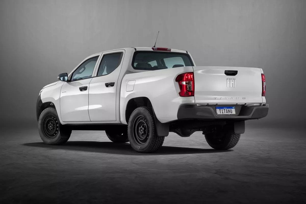 Nova Fiat Toro Endurance 2026  de traseira na cor preta