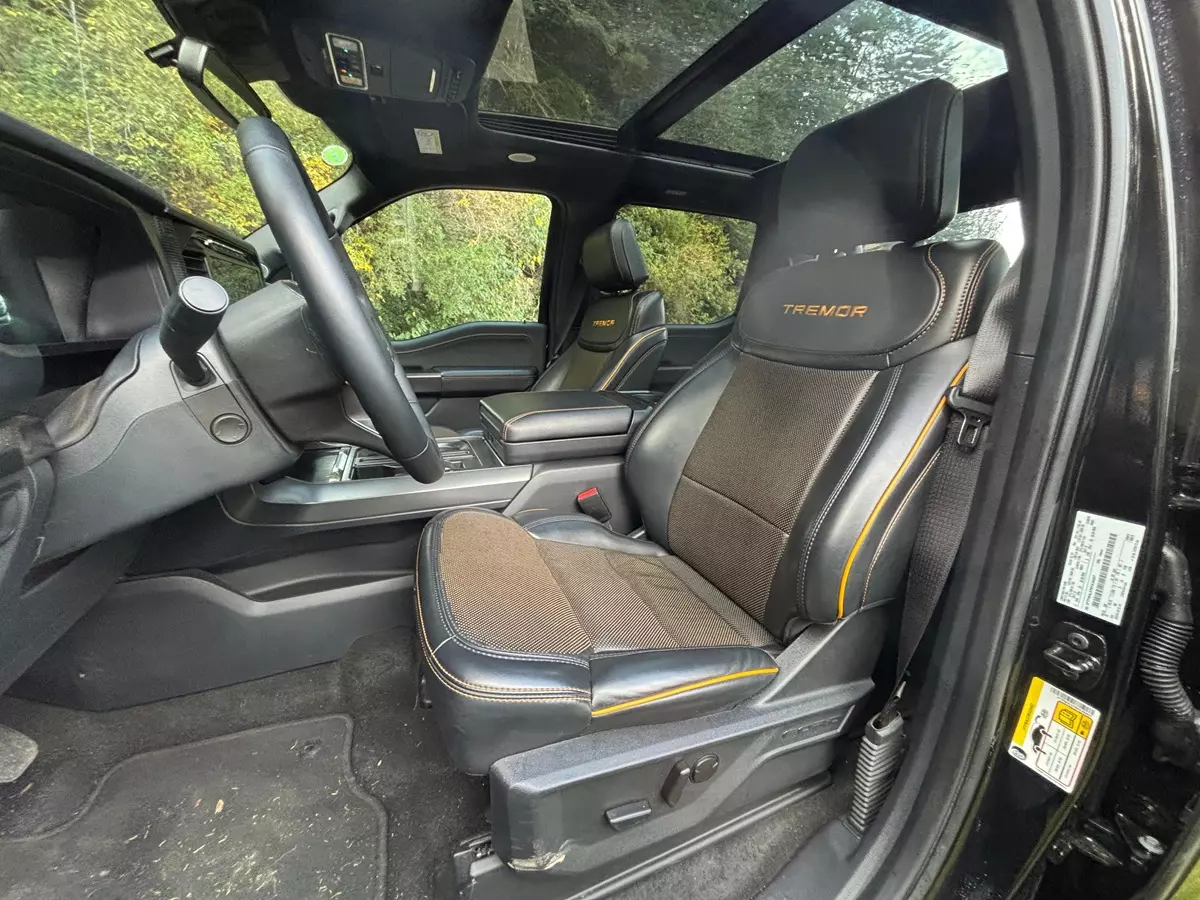 bancos dianteiros da Nova Ford F-150 Tremor 2025 