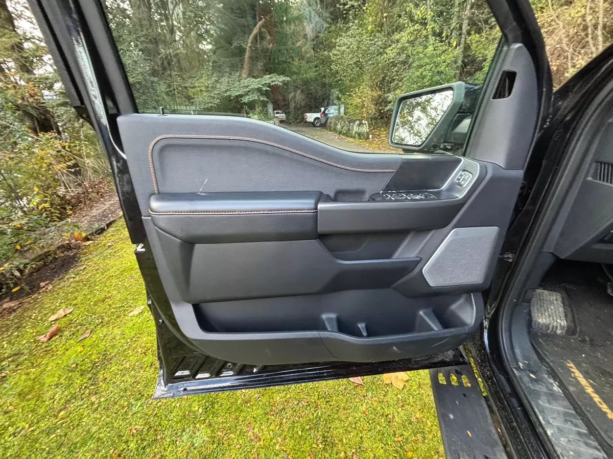 forro de porta dianteiro esquerdo da Nova Ford F-150 Tremor 2025 