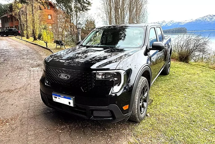 Nova Ford Maverick Lariat Black 2025 de frente na cor preta