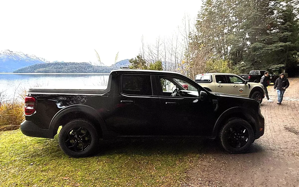 Nova Ford Maverick Lariat Black 2025 de lado na cor preta