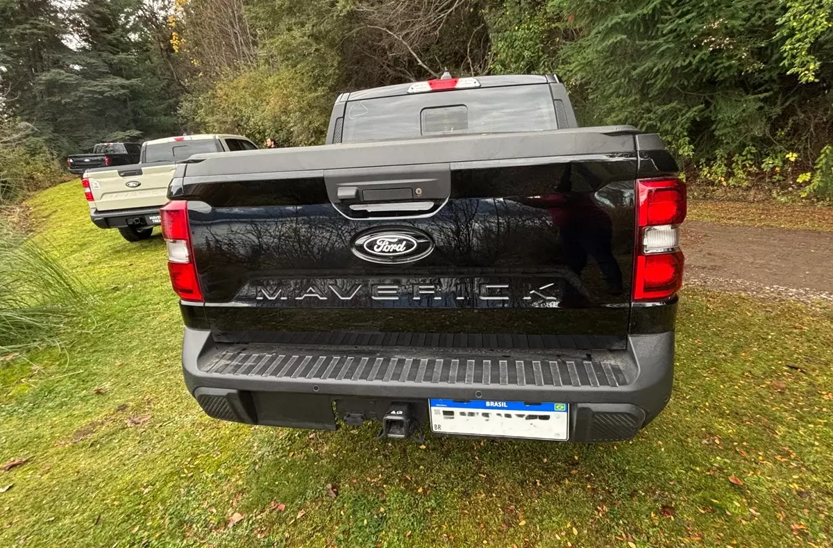 Nova Ford Maverick Lariat Black 2025 de traseira na cor preta