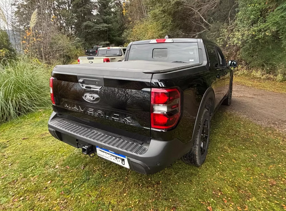 Nova Ford Maverick Lariat Black 2025 de traseira na cor preta