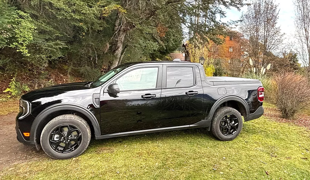 Nova Ford Maverick Lariat Black 2025 de lado na cor preta