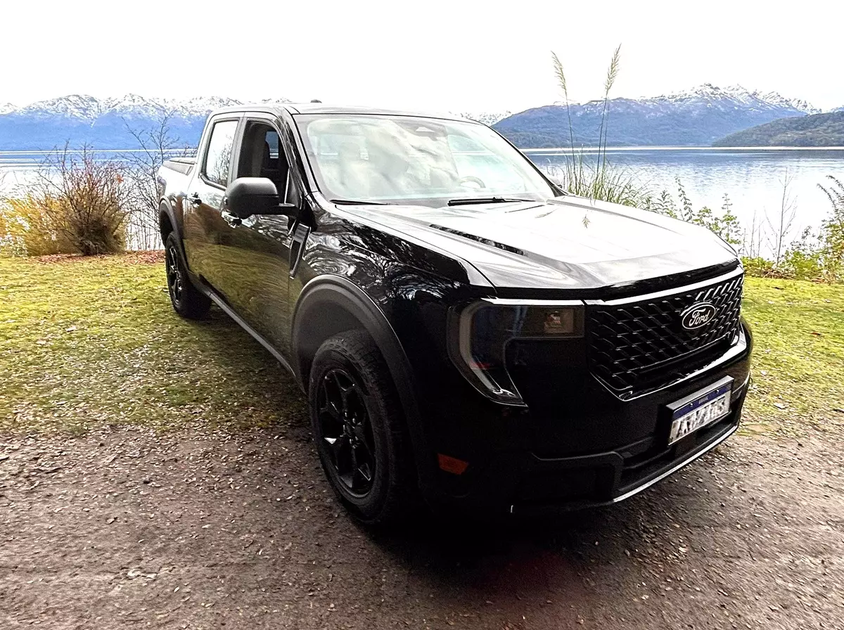 Nova Ford Maverick Lariat Black 2025 de frente na cor preta