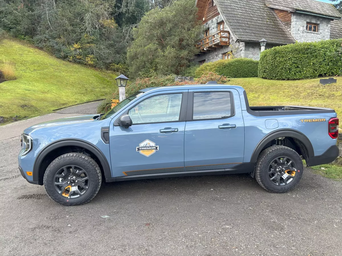 Nova Ford Maverick Tremor 2025 de lado na cor azul