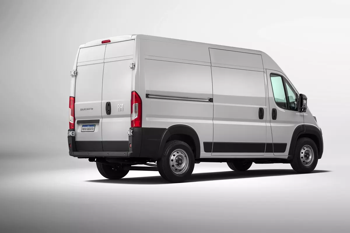 Novo Fiat Ducato Maxi 2026 de traseira na cor branca