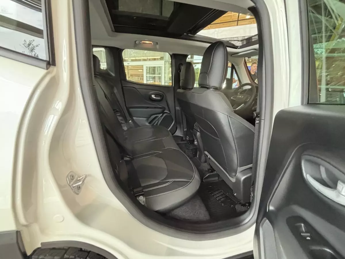 banco traseiro do Jeep Renegade 10 anos Willys