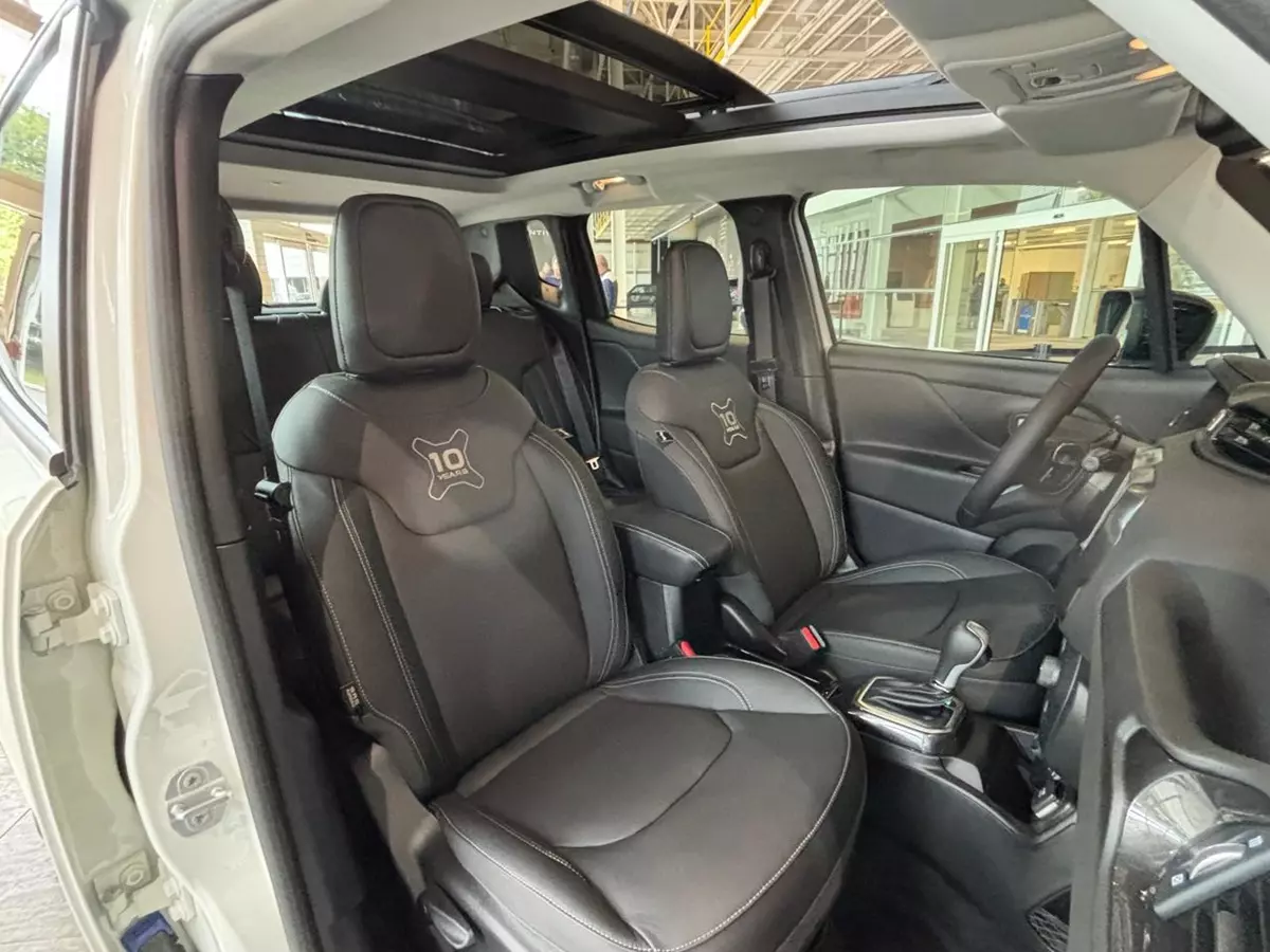 bancos dianteiros do Jeep Renegade 10 anos Willys