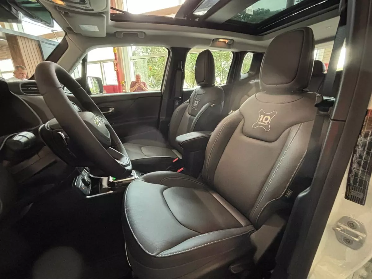 bancos dianteiros do Jeep Renegade 10 anos Willys