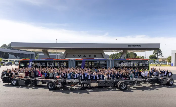 Volvo celebra produção do primeiro chassi de ônibus biarticulado elétrico