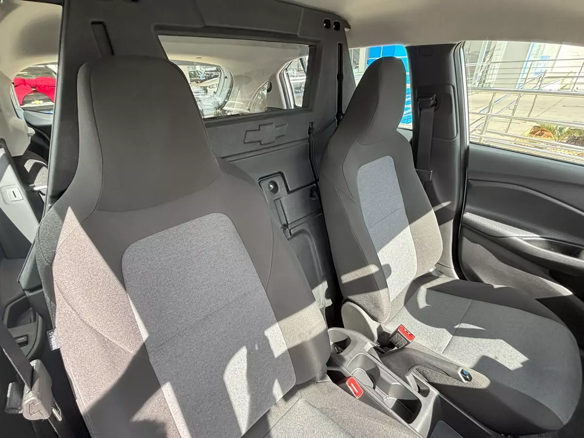 bancos dianteiros do Chevrolet Onix Log 2025