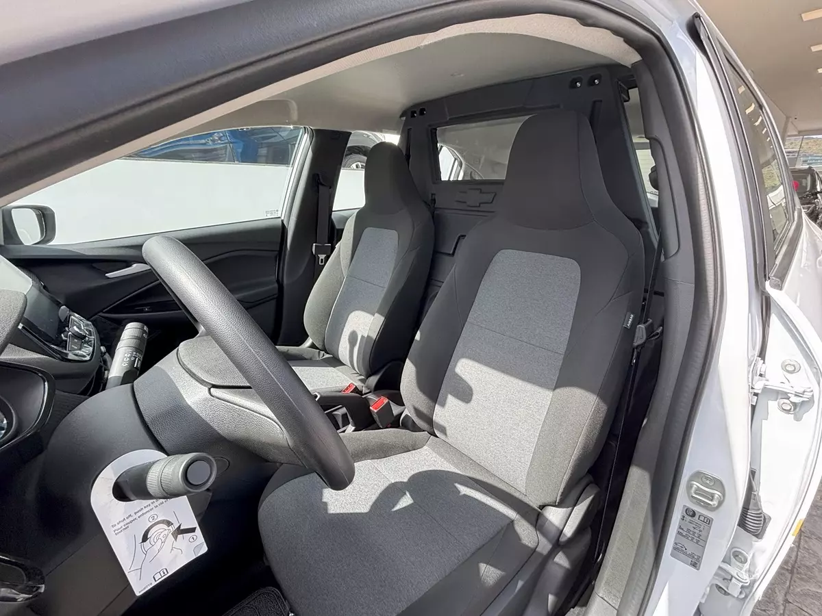 bancos dianteiros do Chevrolet Onix Log 2025