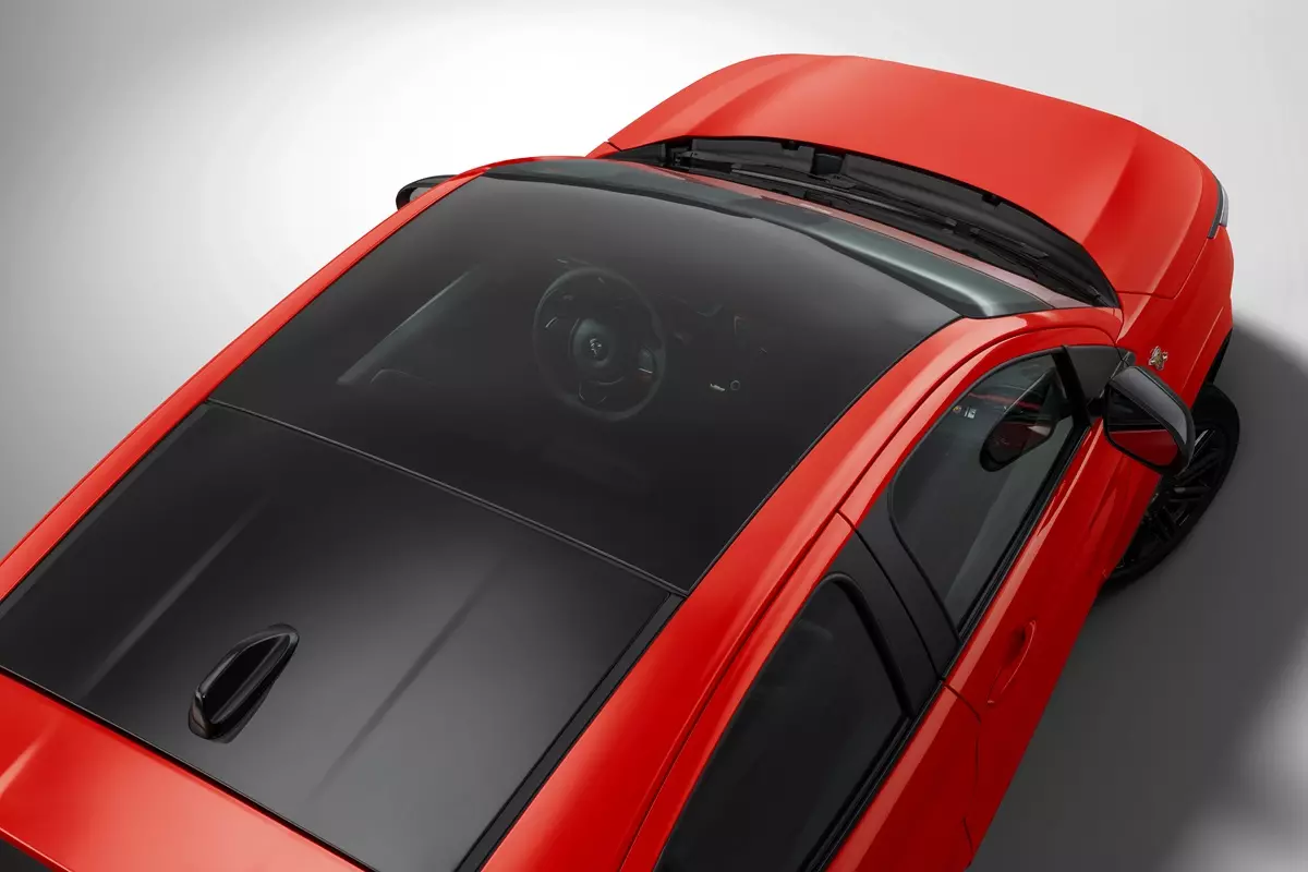 teto solar do Fiat Fastback Abarth Turbo 270 2026