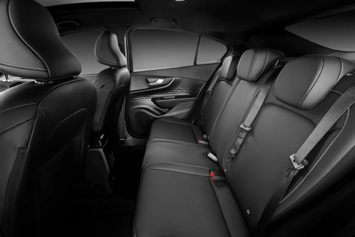 banco traseiro do Fiat Fastback Impetus Turbo 200 Hybrid 2026