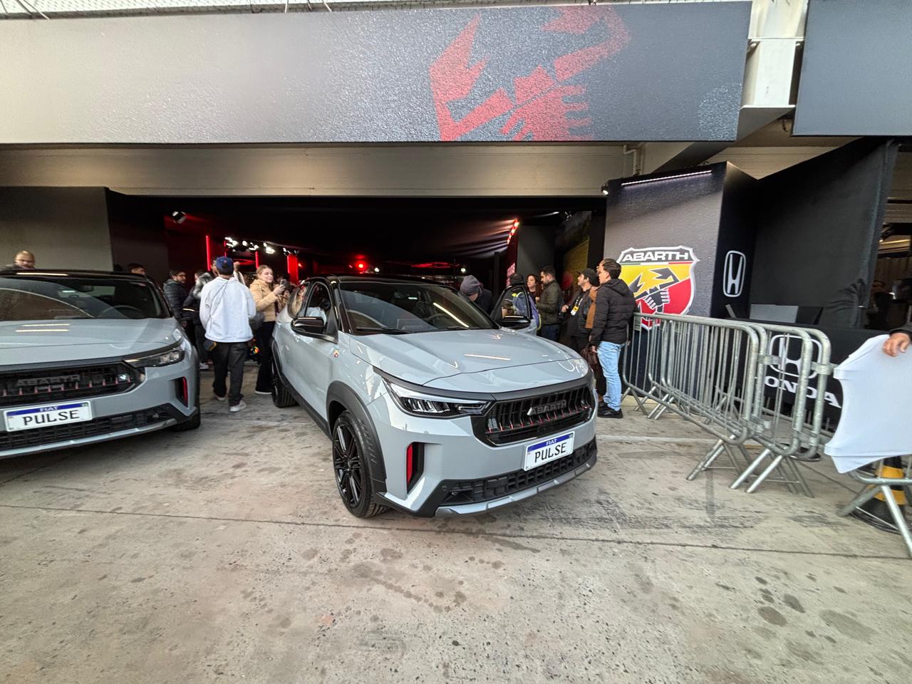 Fiat Pulse Abarth Turbo 270 2026 de frente na cor cinza