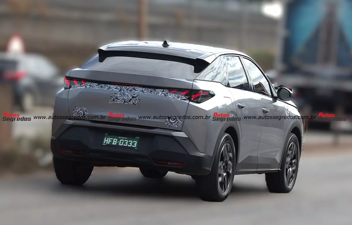 Flagra novo Peugeot e-3008 GT de traseira na cor prata