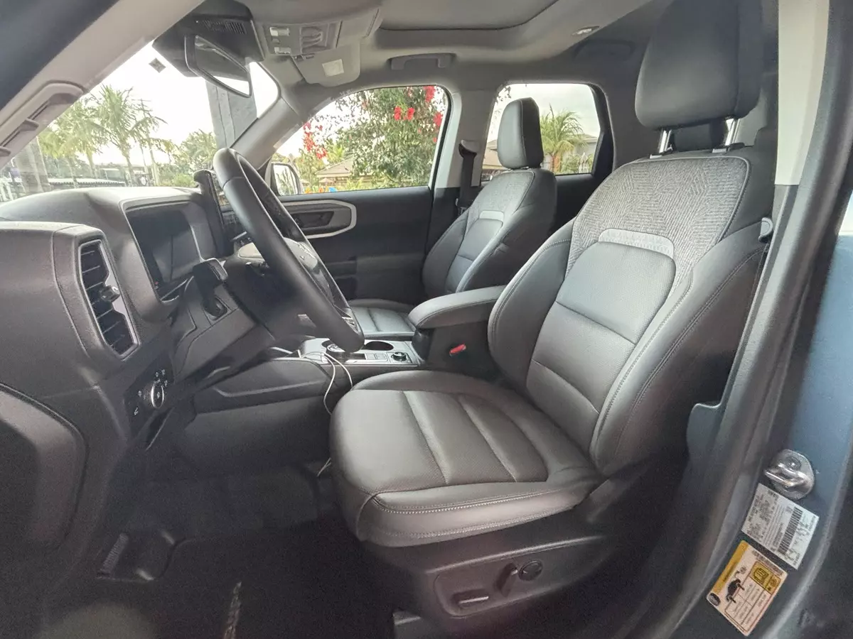 Bancos dianteiros do Ford Bronco Sport Badlands 2025