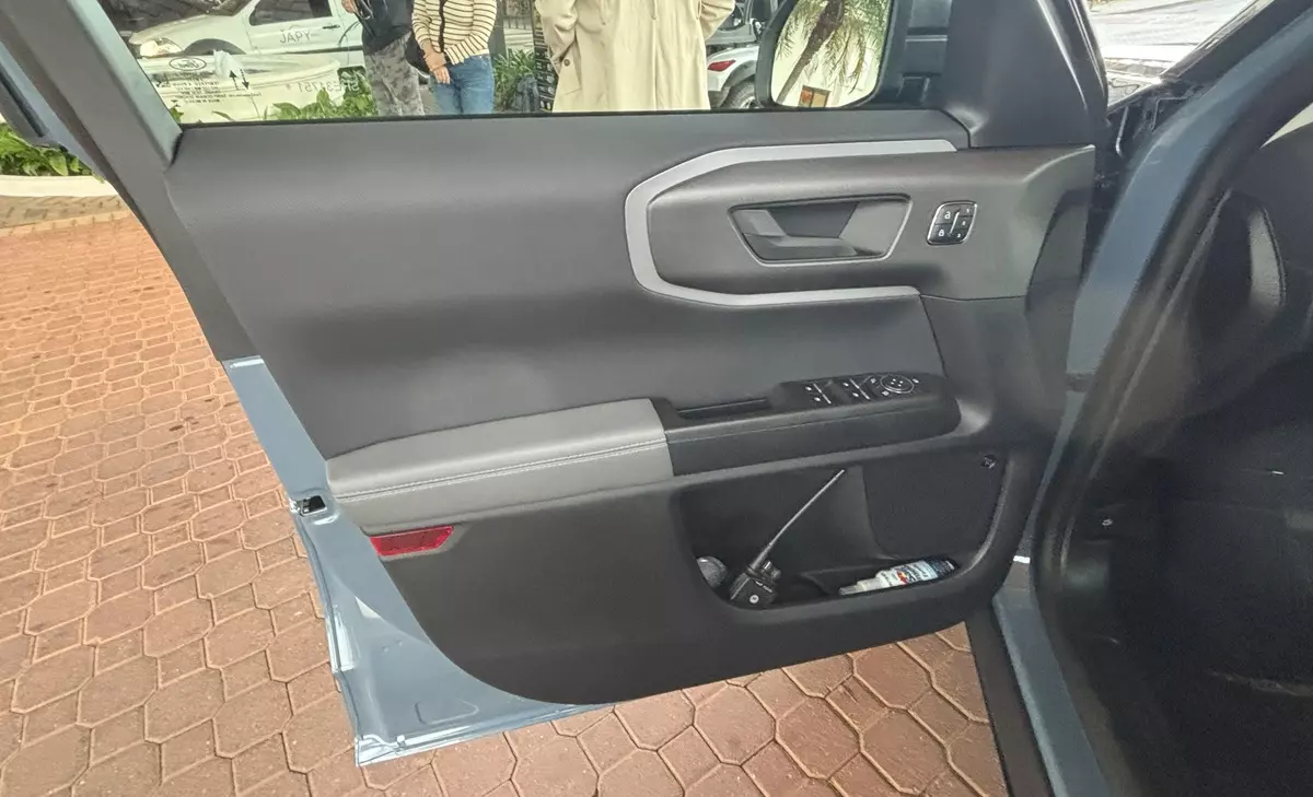 forro de porta dianteiro esquerdo do Ford Bronco Sport Badlands 2025