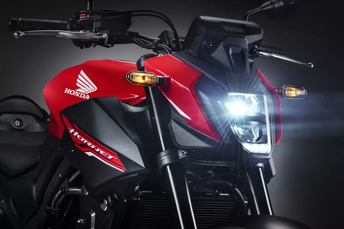farol da Nova Honda CB 500 Hornet 2026 