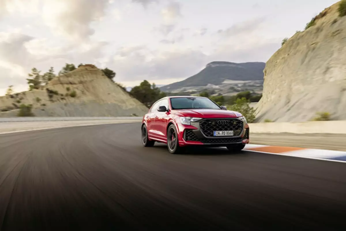 Novo Audi RSQ8 Performance 2025 vermelho de frente