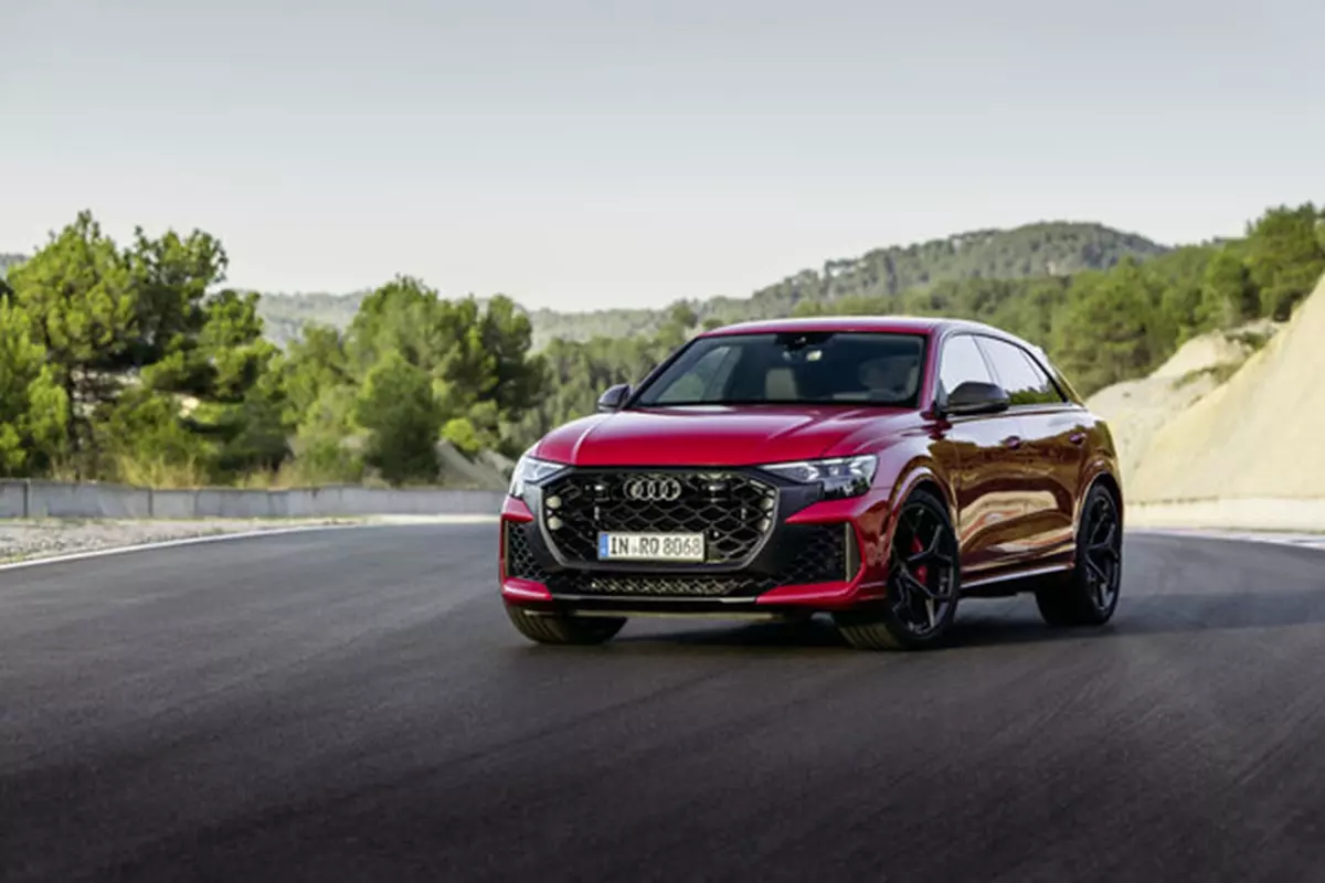 Novo Audi RSQ8 Performance 2025 vermelho de frente