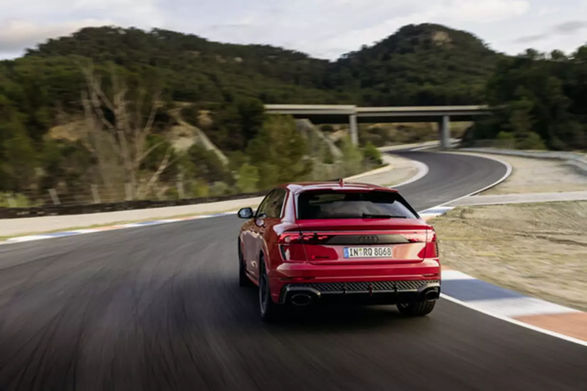 Novo Audi RSQ8 Performance 2025 vermelho de traseira