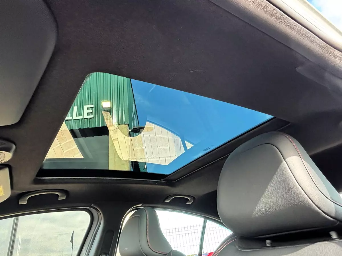 teto solar panorâmico do Novo Fiat Fastback Abarth 2026 