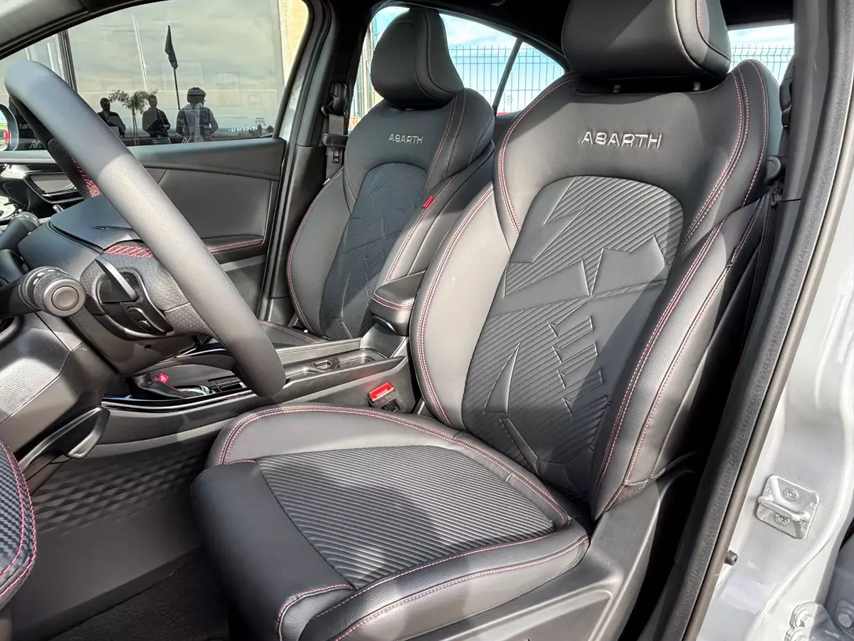 bancos dianteiros do Novo Fiat Fastback Abarth 2026 