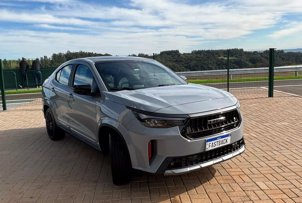 Novo Fiat Fastback Abarth 2026 de frente na cor Cinza Strato