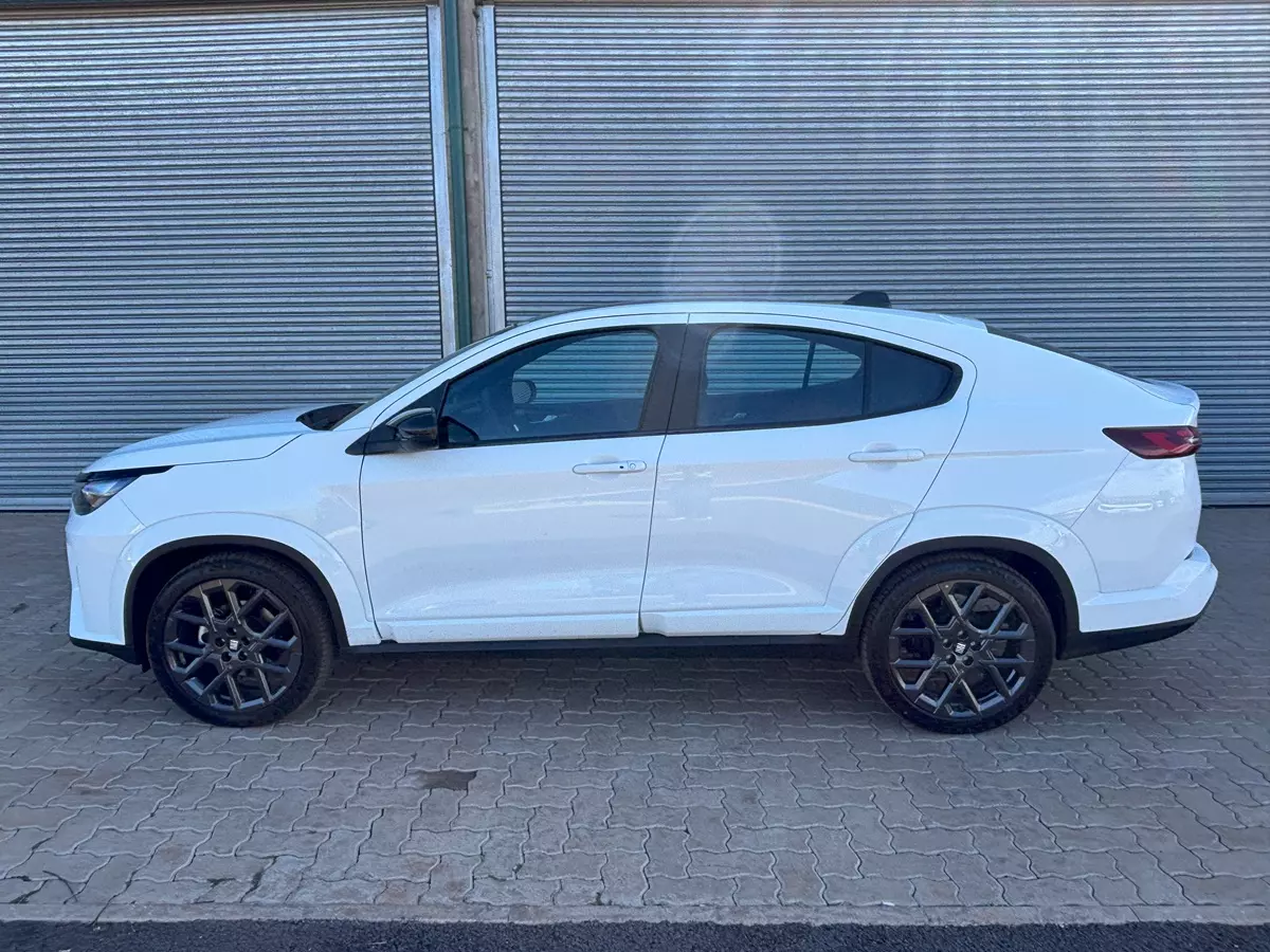 Fiat Fastbabck Impetus T200 Hybrid de lado na cor Branco Banchisa

