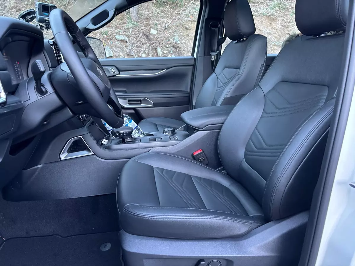bancos dianteiros do Novo Ford Everest Titanium
