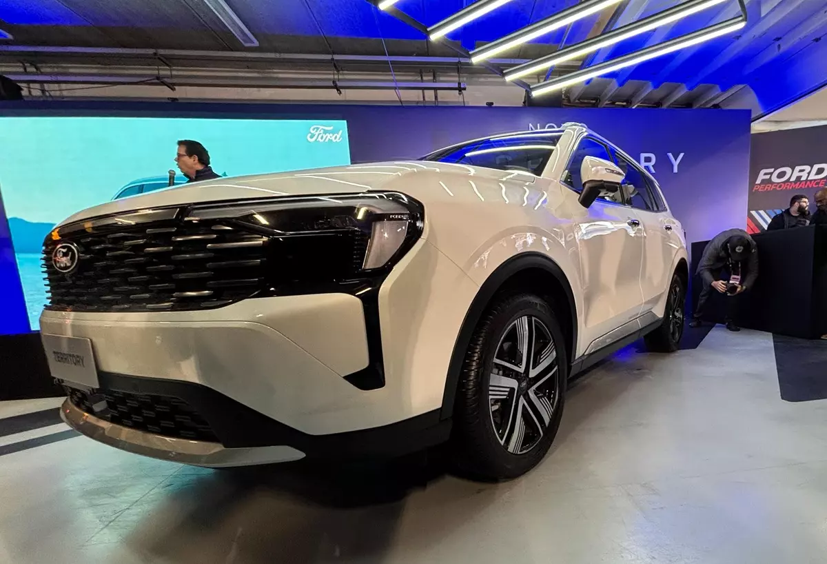 Novo Ford Territory Titanium 2026 de frente na cor branca
