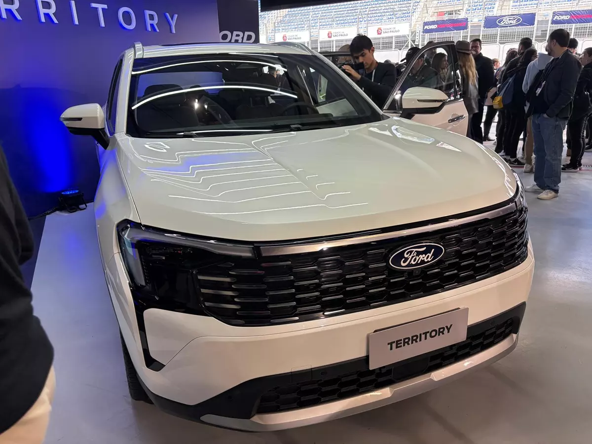 Novo Ford Territory Titanium 2026 de frente na cor branca
