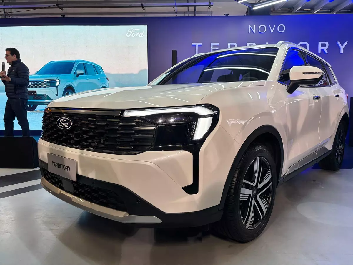 Novo Ford Territory Titanium 2026 de frente na cor branca
