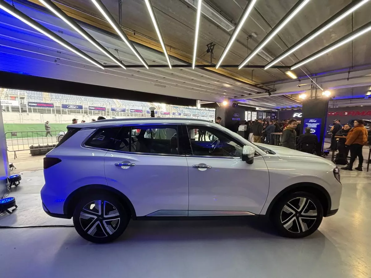 Novo Ford Territory Titanium 2026 de lado na cor branca

