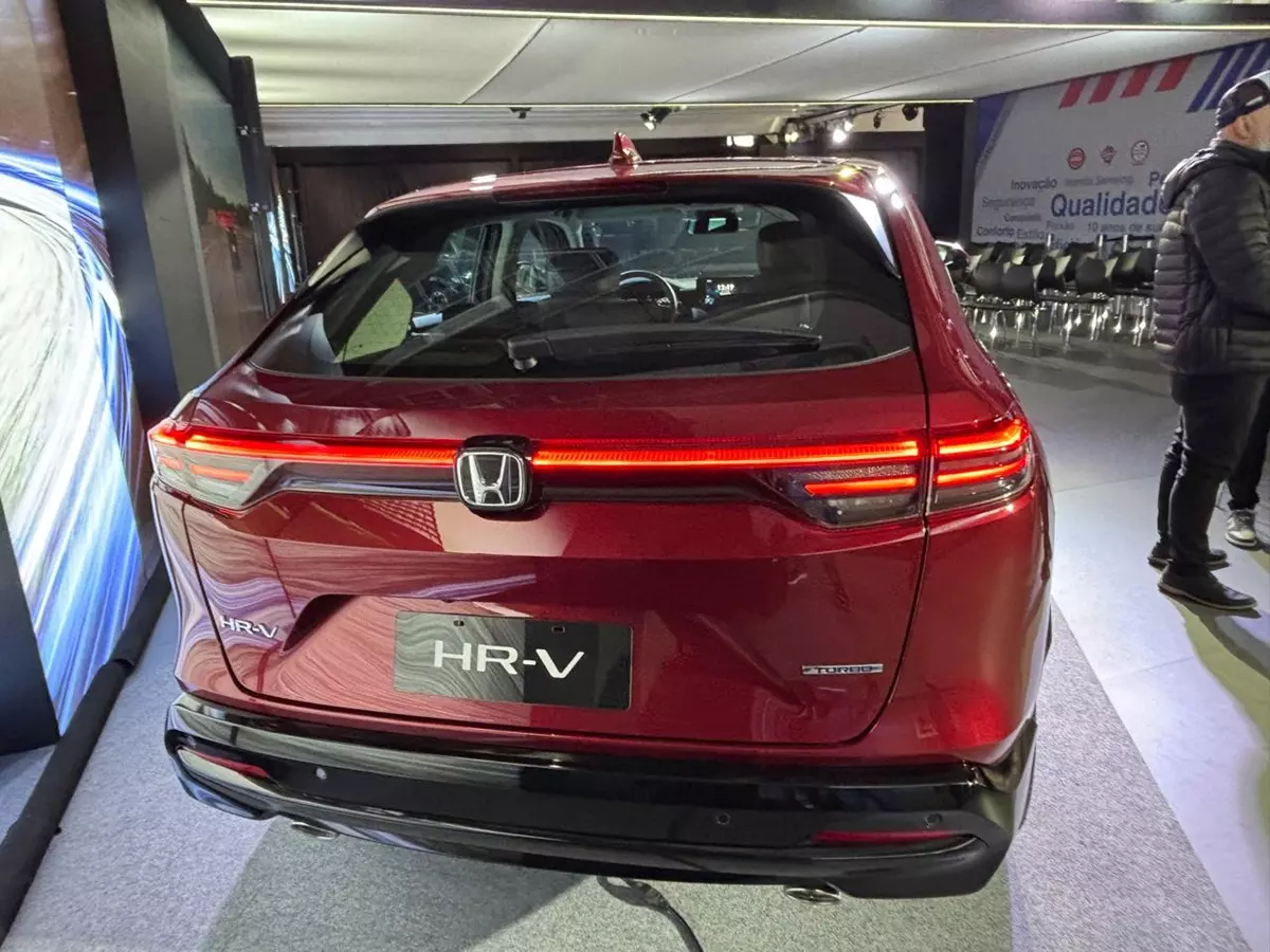 Honda HR-V Touring 2026 de traseira na cor vermelha
