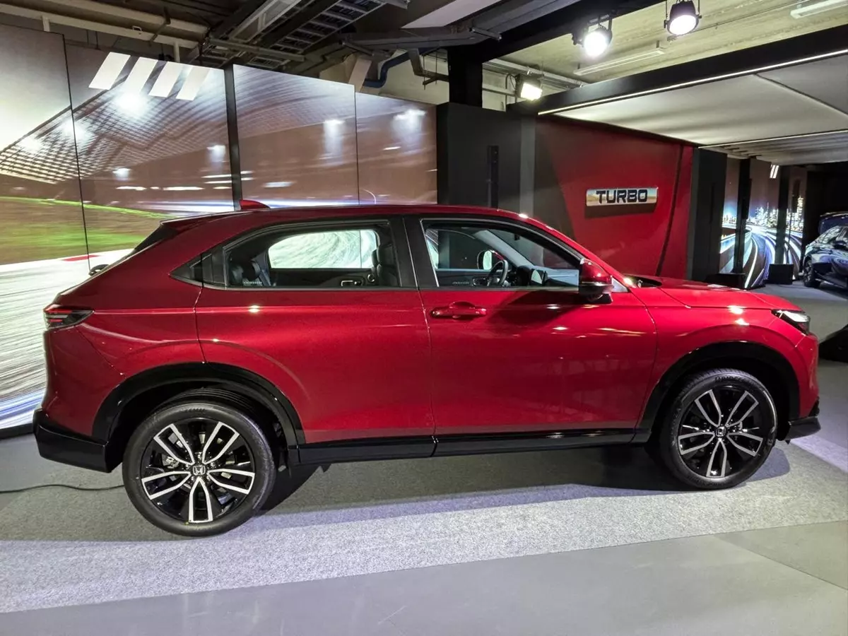 Honda HR-V Touring 2026 de lado na cor vermelha
