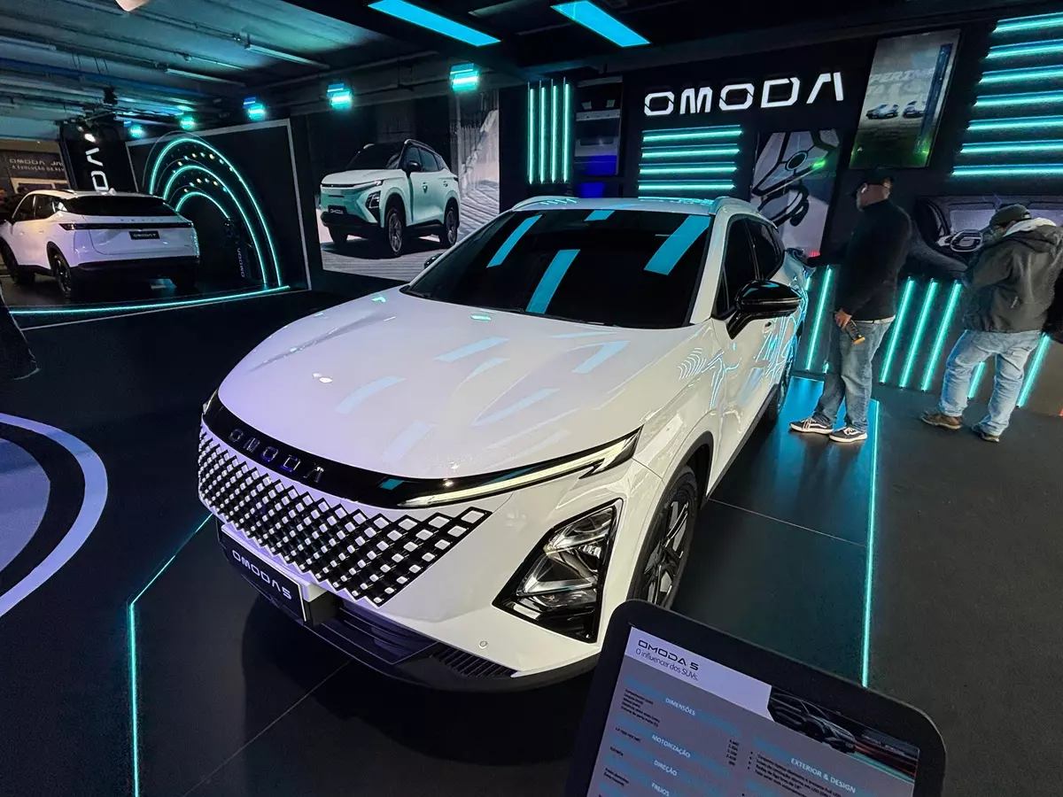 Novo Omoda 5 HEV de frente na cor branca
