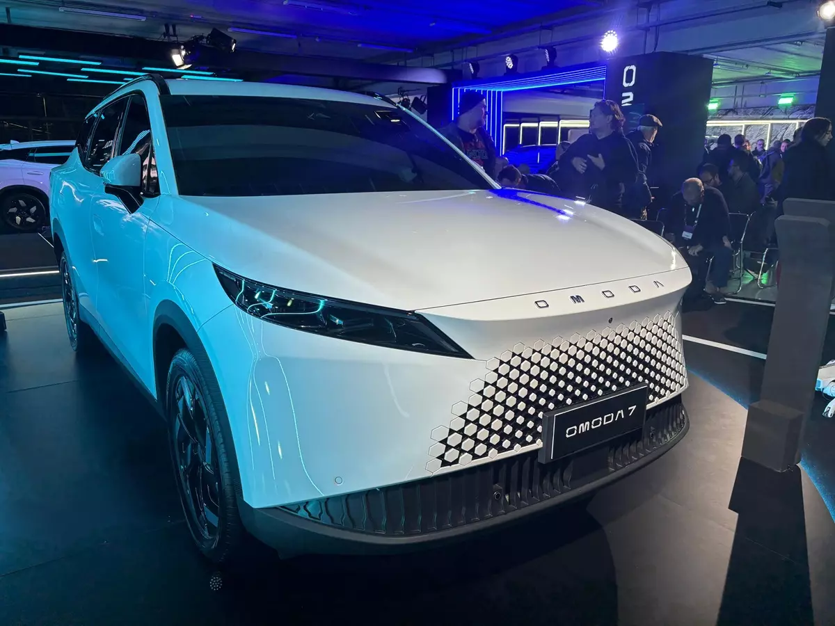 Novo Omoda 7 PHEV de frente na cor branca