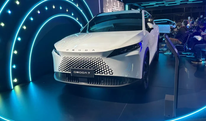 Novo Omoda 7 PHEV de frente na cor branca
