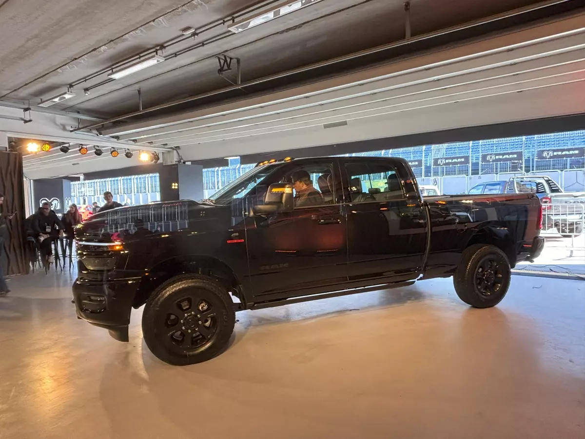 Ram 3500 Laramie Night Edition de lado na cor preta
